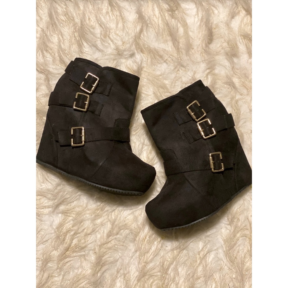 Black wedge boots